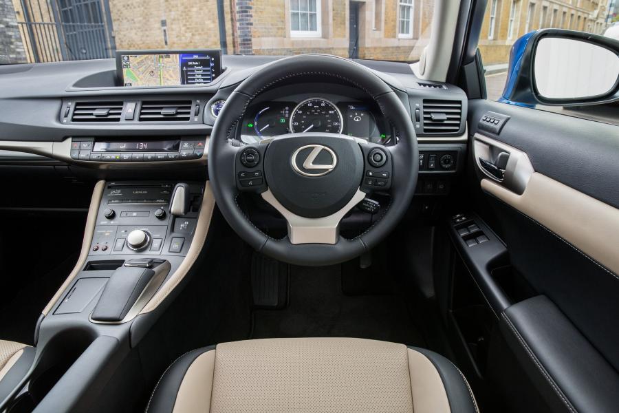 Торпедо Lexus CT200h 2017 года  (UK) (фото 26 из 38)